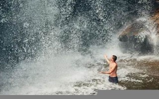 梦见自己掉进水里(梦见自己掉进水里被人救起)