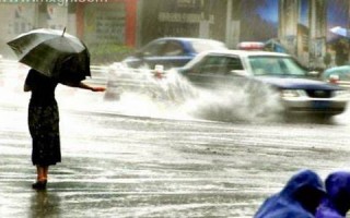 梦见下大雨(梦见下大雨自己被淋湿)